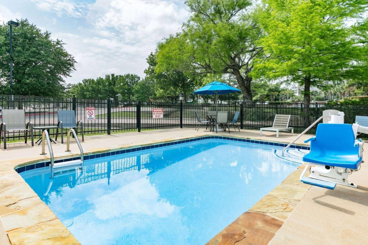 Microtel Inn & Suites By Wyndham Austin Airport Exterior photo