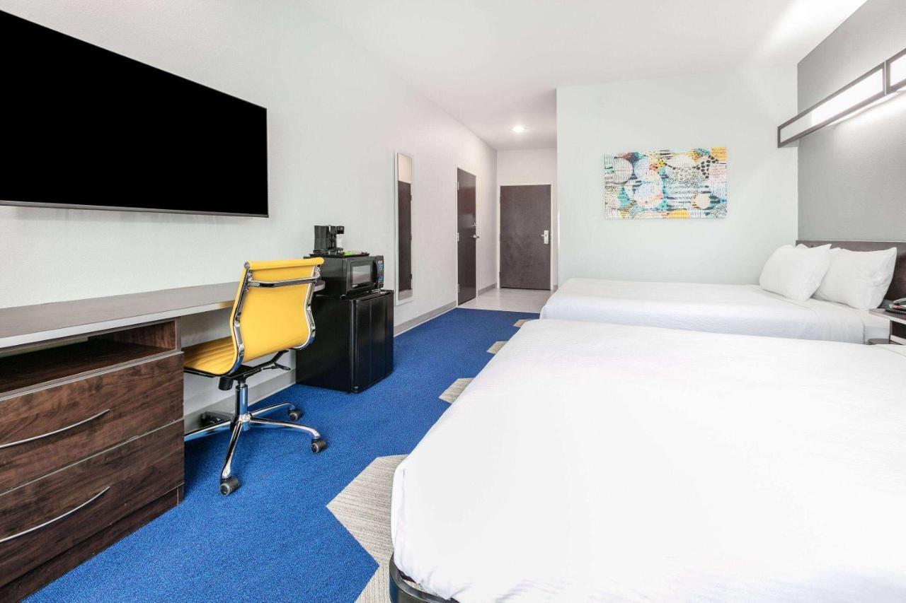 Microtel Inn & Suites By Wyndham Austin Airport Exterior photo