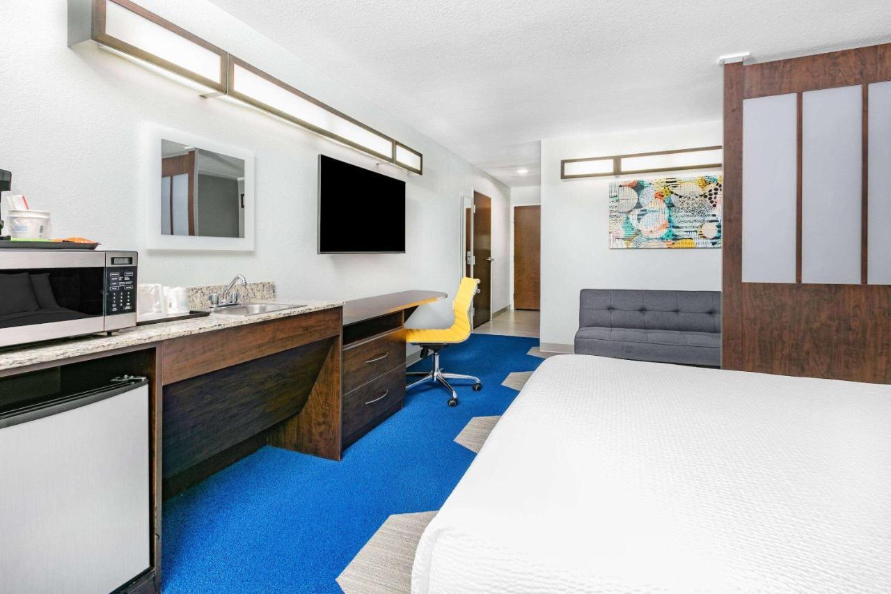 Microtel Inn & Suites By Wyndham Austin Airport Exterior photo